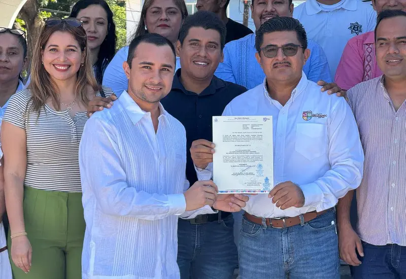 La presidenta de la Comisión Electoral Municipal entregó la constancia de mayoría a los candidatos ganadores.
