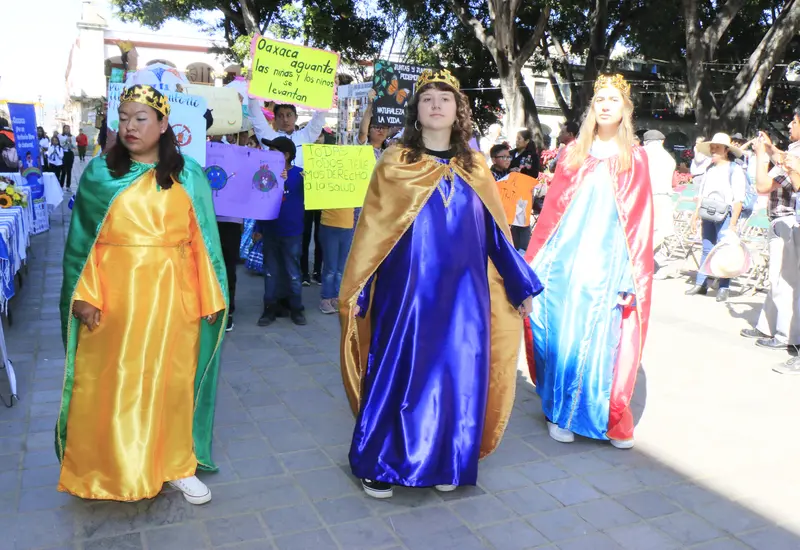 Las Reinas Magas encabezaron una calenda que recorrió las principales calles del Centro Histórico, la cual, culminó frente al Palacio de Gobierno.