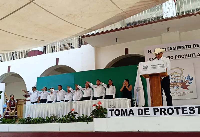 En Pochutla, más de dos mil personas atestiguaron la toma de protesta del presidente Amado Rodríguez Jijón y su cabildo.