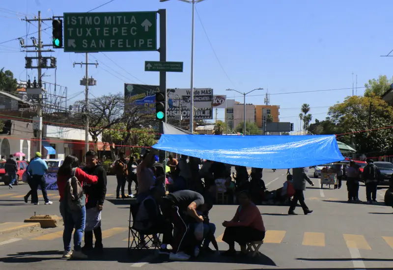 El bloqueo provocó grandes afectaciones a conductores de vehículos y a usuarios del transporte público.