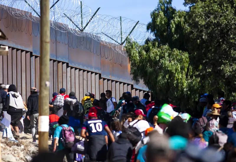 En los centros de atención instalados en esta- dos fronterizos, los migrantes repatriados recibirán alojamiento, alimentación y seguridad.
