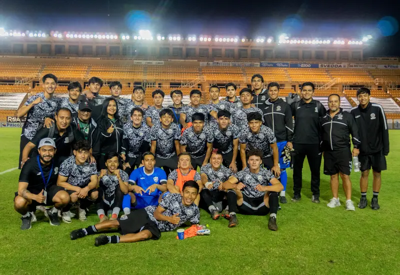 Los dos oaxaqueños integrantes del cuerpo técnico, en la foto general con la selección nacional de la Liga TDP.