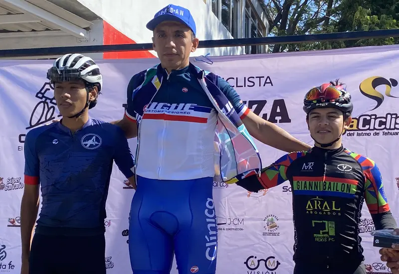 Mario Iván Celaya en lo más alto del podio.