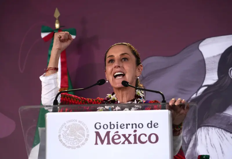 La Presidenta de México entregó tarjetas Bienestar en Juxtlahuaca y Pochutla en beneficio de 50 mil oaxaqueñas.
