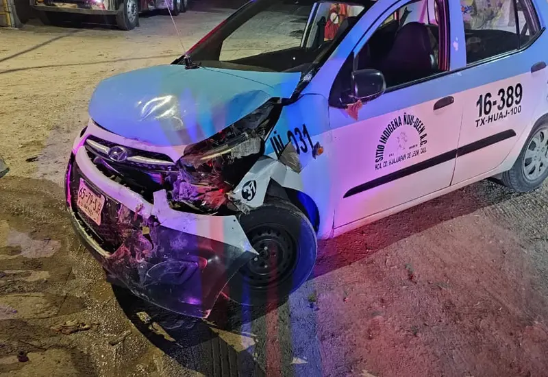 Roba un taxi y sufre un accidente.