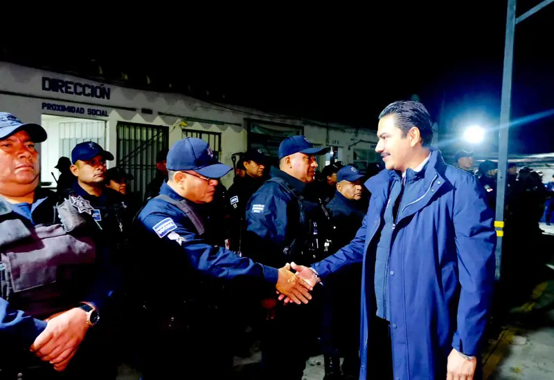 El presidente municipal Raymundo Chagoya durante el cambio de mando policial.