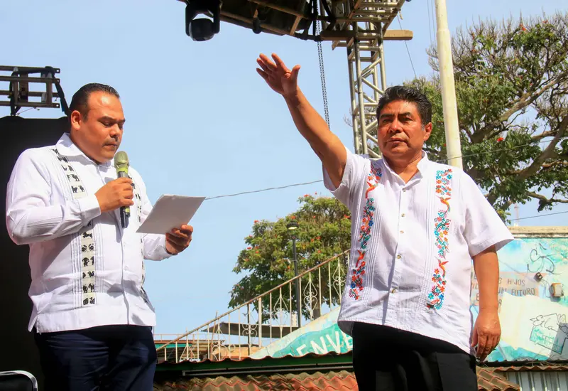 Elías Roberto asume la presidencia de la Villa de Etla, municipio de Valles Centrales que se localiza a 18 kilómetros de la ciudad de Oaxaca.
