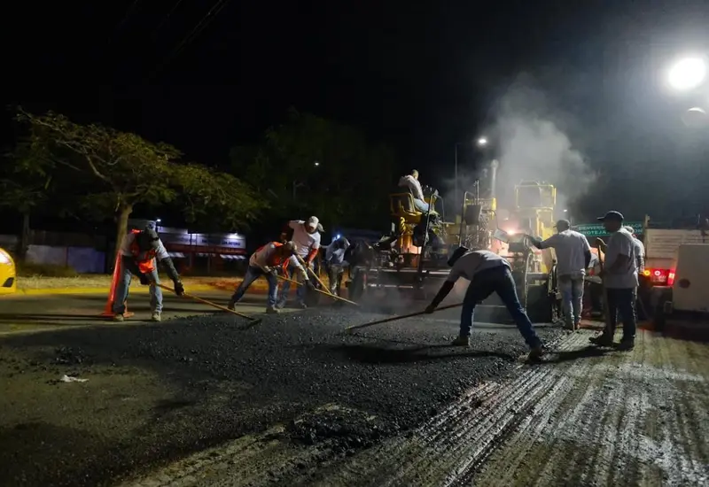 Mediante cuadrillas de personal especializado, maquinaria y señalizaciones se atienden 140 kilómetros de vialidades en 3 municipios.