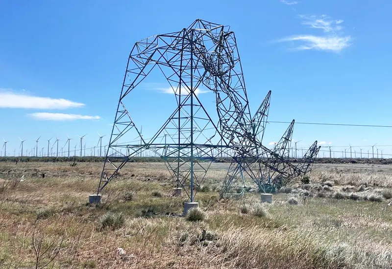 Las dos torres metálicas de la CFE estaban ubicadas a un costado de la Carretera Panamericana.