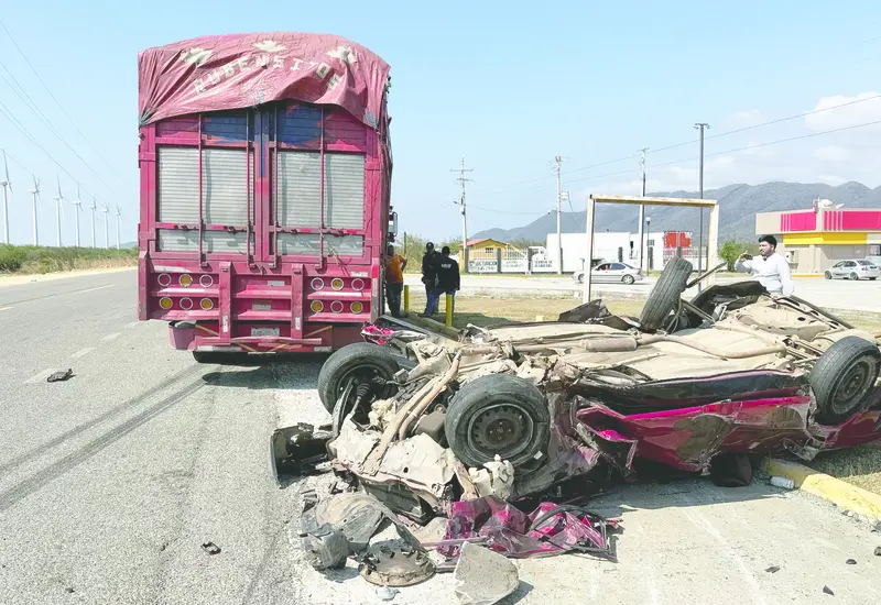 El auto Tsuru quedó destrozado tras el brutal accidente.