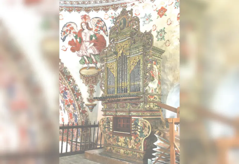 El órgano está coronado con una imagen de San Jerónimo en un medallón sobre la torre central.