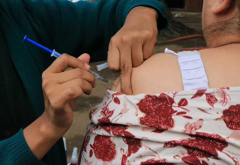 La vacunación que está disponible desde octubre pasado es una forma de prevenir complicaciones con los pulmones.
