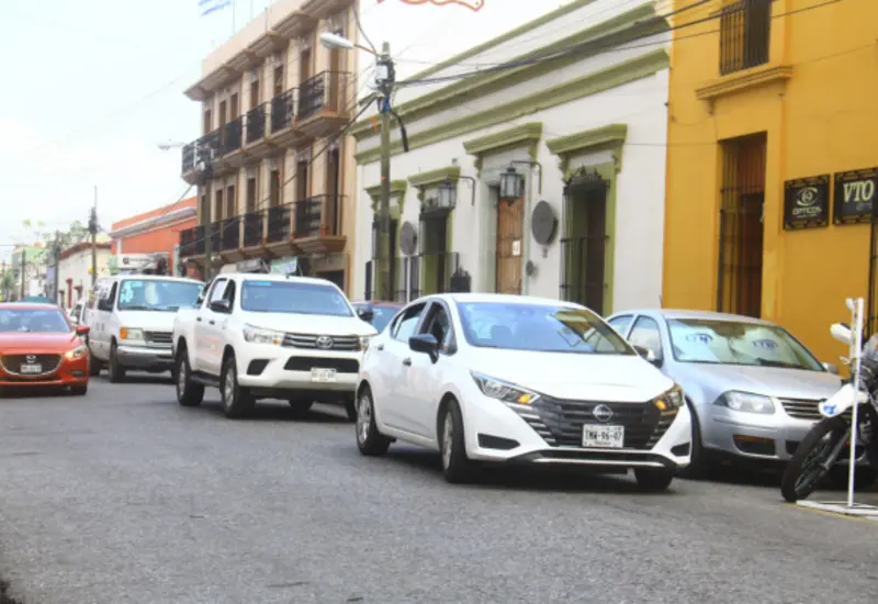 oaxaca_calle_autos 