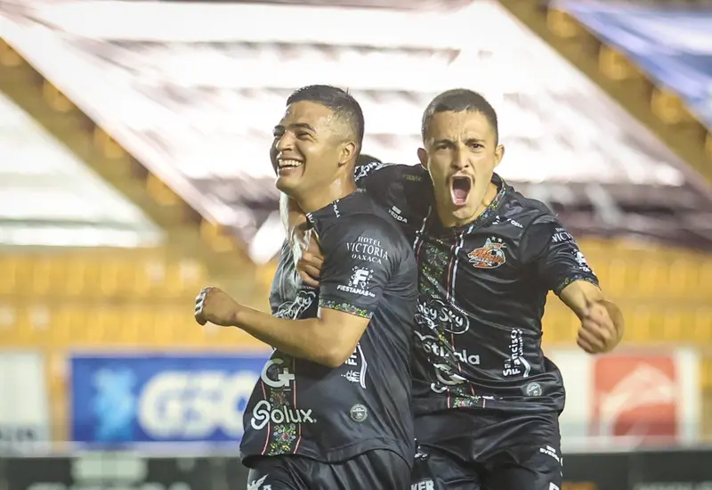 Festejaron con euforia el primer triunfo del torneo en el “Templo Alebrije”.