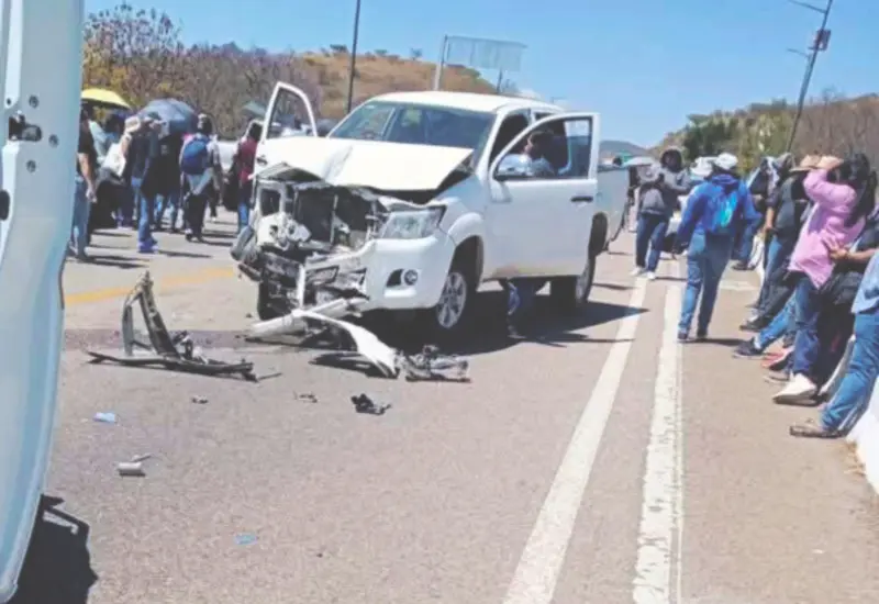 La camioneta quedó con daños en la parte frontal.