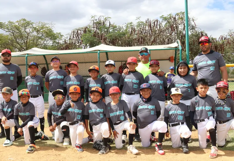 El equipo de la Liga Monte Albán de la categoría 9-10 años.