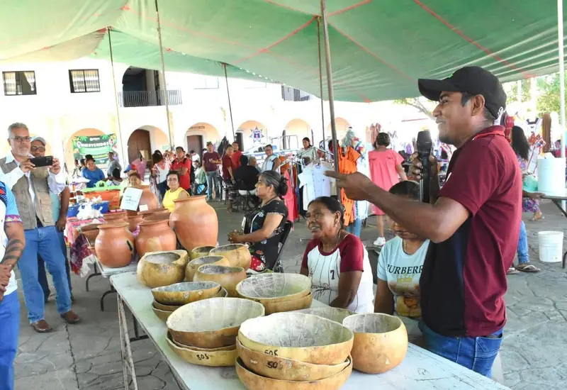 En la explanada del Palacio Municipal se ofertaron diversos productos como miel y sus derivados.