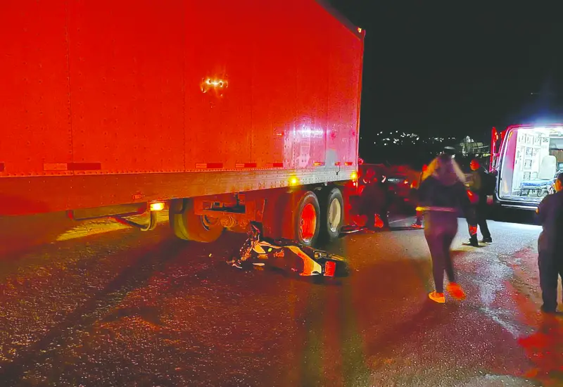Eduardo de 18 años quedó con lesiones al chocar contra un tráiler en la carretera al Tequio
