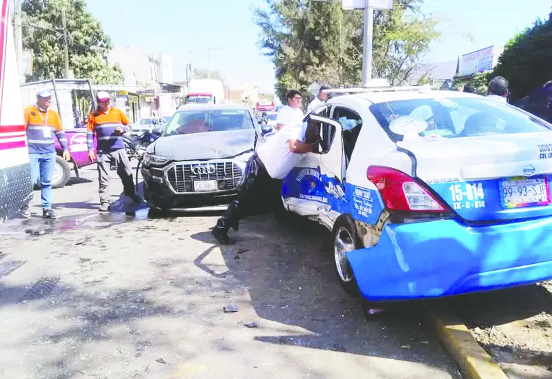 El taxi del sitio Cruz de Oriente, de Santa Lucía del Camino resultó con daños cuantiosos.