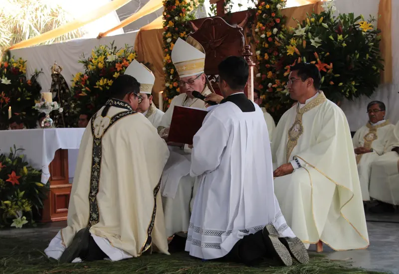 En la imagen, ordenación sacerdotal del diácono transitorio Alberto García Pérez, en Santa María Atzompa