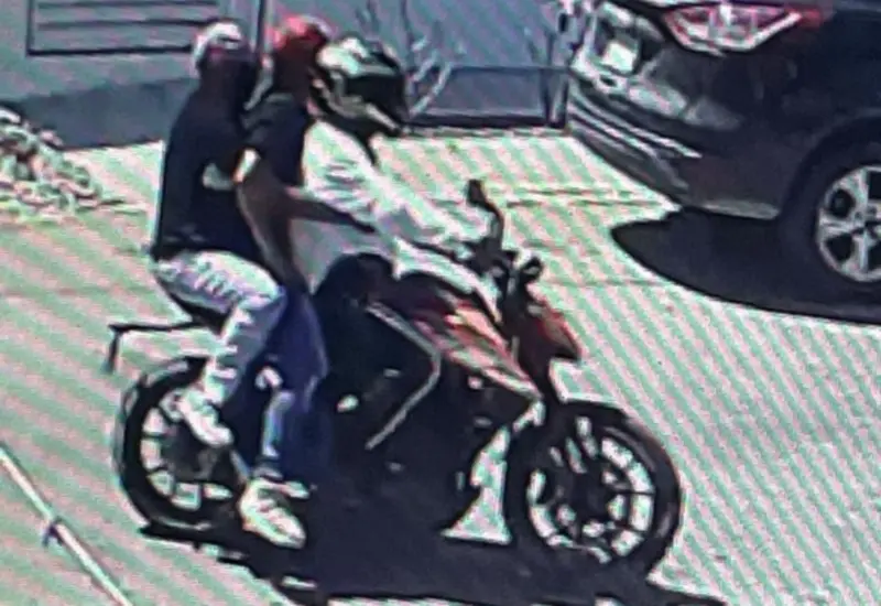 Dos sujetos en motocicleta atacaron a una mujer para robarle sus pertenencias en el fraccionamiento El Rosario de San Sebastián Tutla.