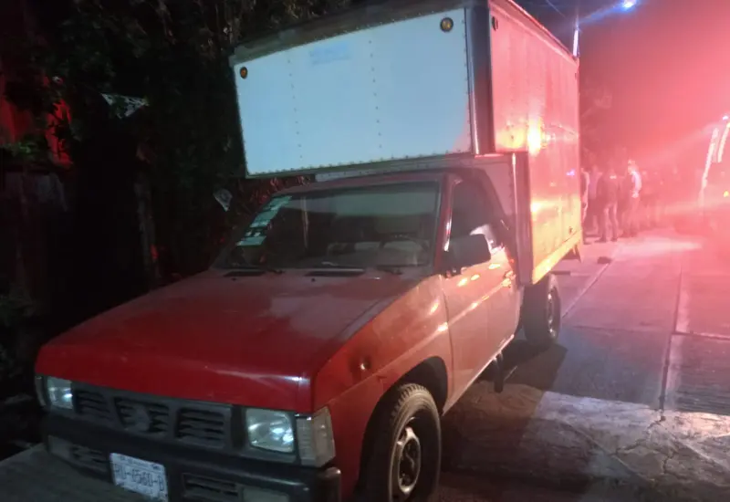La camioneta del comerciante quedó con las huellas de los impactos.