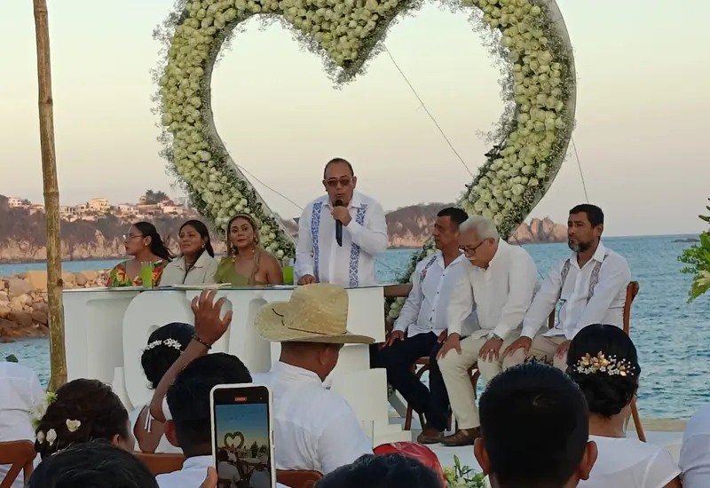En el emotivo evento decenas de parejas de todas las edades hicieron patente su compromiso de amor y lealtad.