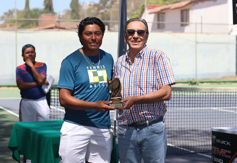 El presidente de la ATEO premió al campeón de la A varonil, Jesús Sánchez.