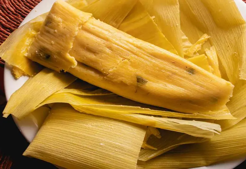 La tradición es la de compartir tamales y atole en familia
