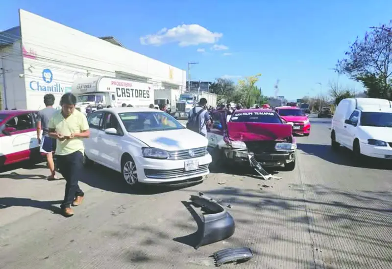 Un automóvil se atravesó al paso de un taxi y ocasionó un aparatoso percance en riberas del Atoyac de la ciudad de Oaxaca.