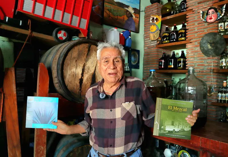 Cornelio Monterrosa compartió que el libro fue pensado como un homenaje a los auténticos mezcaleros artesanales.