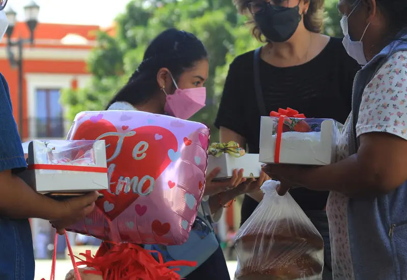 En promedio, la gente gasta entre 500 y 800 pesos en regalos. Sin embargo, cada año el gasto que se hace es menor.