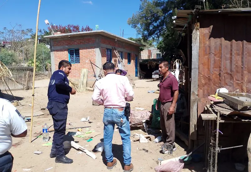 Un hombre sufrió amputación de un pie y una mano al ocurrir una explosión en un polvorín en Ejutla de Crespo.