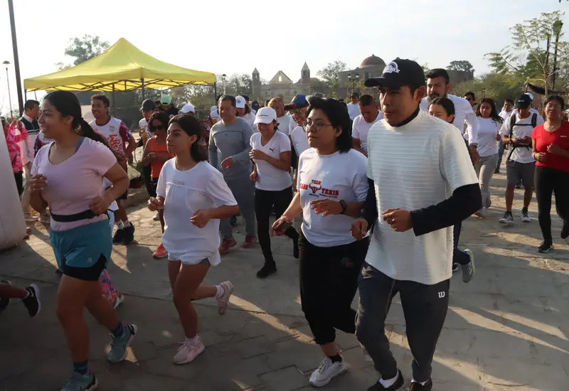 Más de un centenar de atletas participaron en la Primera Caminata Por La Paz, que se celebró en Cuilápam de Guerrero. 