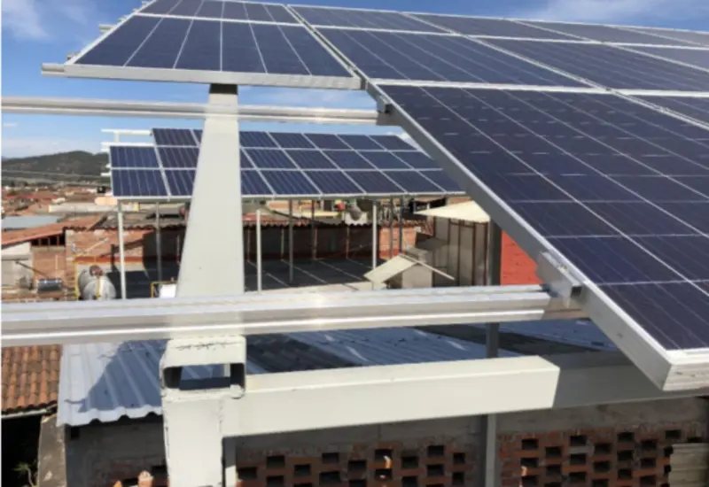 Sener y FIDE impulsan un programa para instalar paneles solares hogareños.