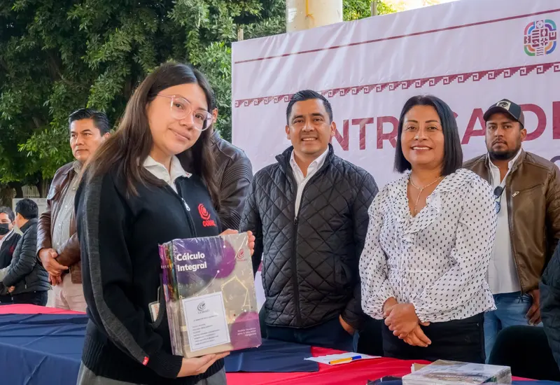 Exhortan a los estudiantes de los 68 planteles quienes reciben sus guías gratuitas, a ser agentes de cambio en sus comunidades.