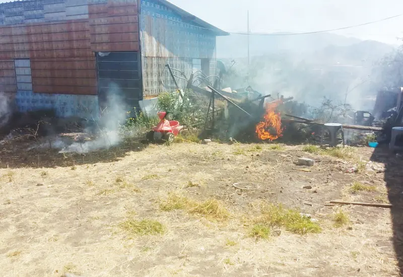 Tres viviendas fueron consumidas por el fuego en un incendio en Tlacolula de Matamoros.