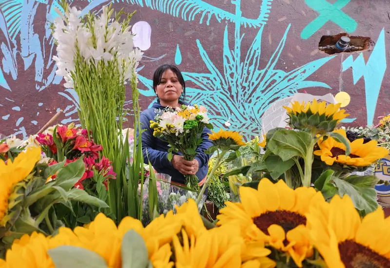 Margarita está todos los días afuera del mercado Sánchez Pascuas ofreciendo sus ramitos y compartiendo sonrisas.
