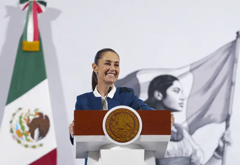 Sheinbaum explicó que la reforma a la Ley del ISSSTE propone que los trabajado- res de confianza con mayores percepciones aporten para los servicios de salud de esta institución.