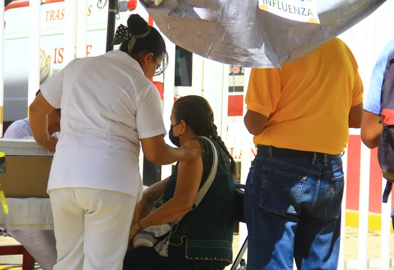 La vacunación anual es una forma de prevenir complicaciones por influenza.
