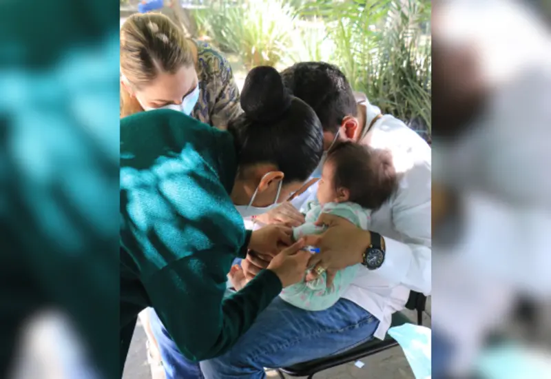 La vacuna contra el rotavirus es una manera de proteger a un niño o niña contra las infecciones, la cual se puede aplicar a los 2, 4 y 6 meses de edad.