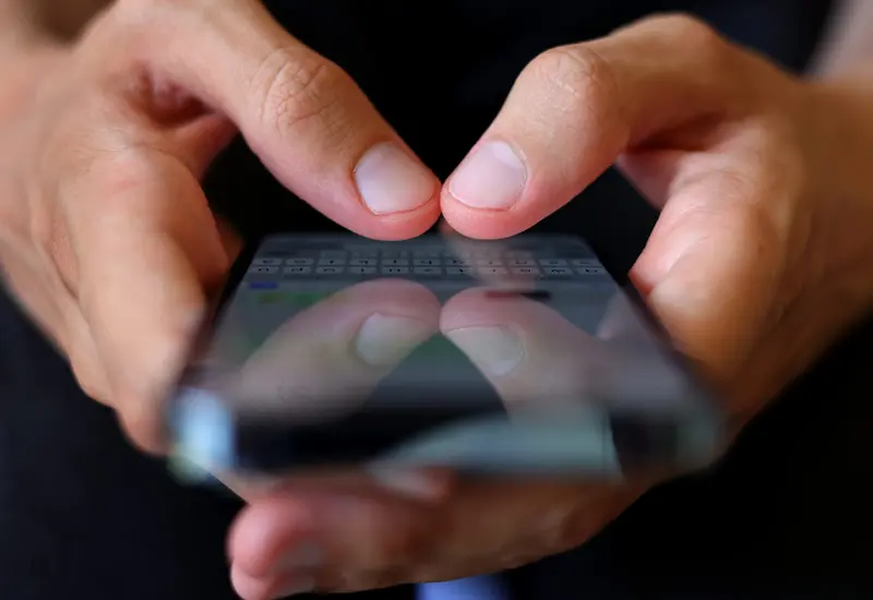 Este tipo de delito se comete también, y en su mayoría, a través de apps que se anuncian en redes socia- les bajo el mismo mecanismo de préstamos sin aval y sin trámites.