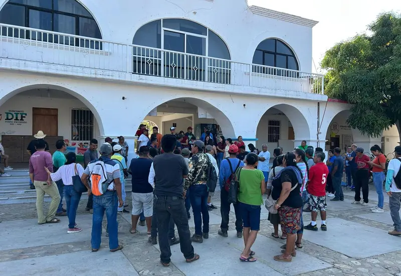 Trabajadores de la agencia municipal de Puerto Escondido iniciaron el pasado martes un paro de brazos caídos.