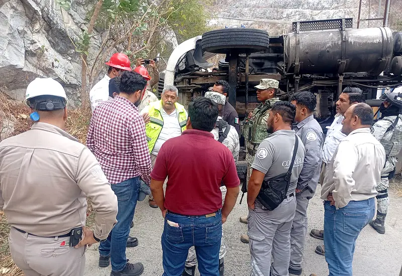 Se realizan maniobras para retirar el camión tanque.