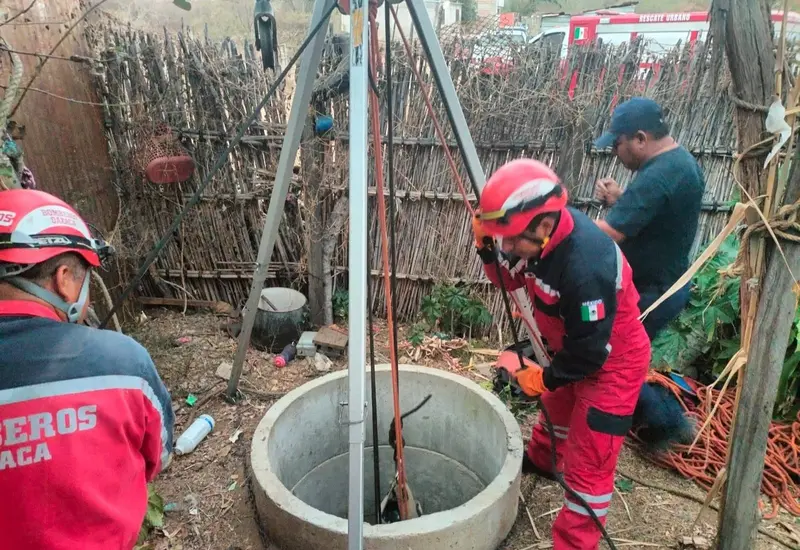 Personal del Cuerpo de Bomberos llegó al domicilio de Zimatlán de Álvarez para realizar el rescate.