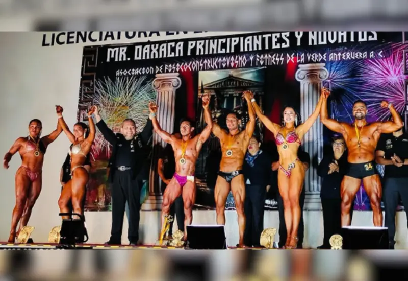 El presidente de la AFFVA levantando la manos a los campeones absolutos de las diferentes categorías.