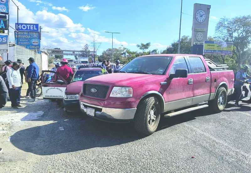 El conductor de la camioneta Ford presuntamente intentó ganar el paso al taxi.