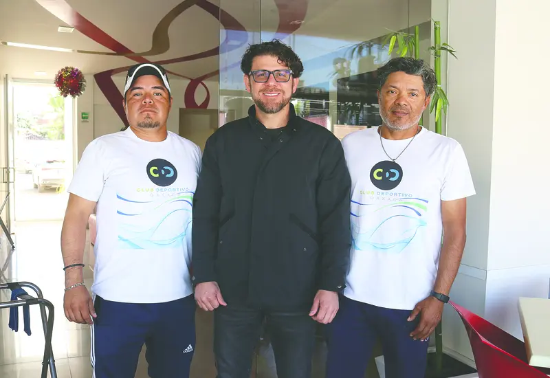 Los entrenadores Nino Villavicencio, Jorge Lara y el patrocinador Gerardo Flores Solaegui