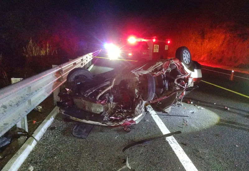 El taxi quedó destruido en su totalidad y con las llantas hacia arriba.