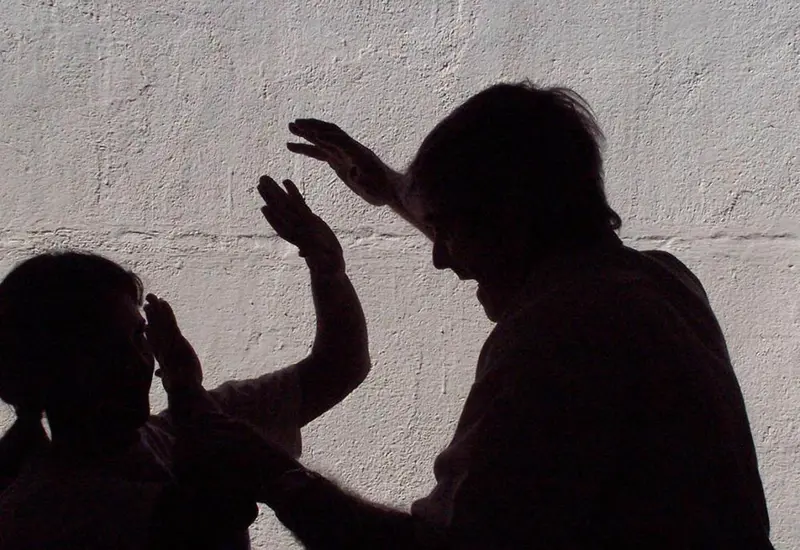 La violencia en las relaciones entre jóvenes puede manifestarse de muchas formas: desde empujones y golpes hasta la obligación de realizar actos sexuales no